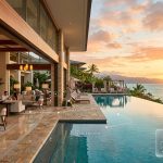 Giao diện VR tour khách sạn ven biển: sảnh đón tiếp mở ra hồ bơi vô cực, có điểm chọn khu và bảng điều hướng