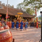 Lễ rước kiệu trước sân đình, đội trống hội và dân làng vây quanh, camera 360 đặt giữa sân ghi hình