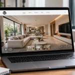 Laptop mở trang WordPress có khung virtual tour 360 phòng khách nhúng giữa trang